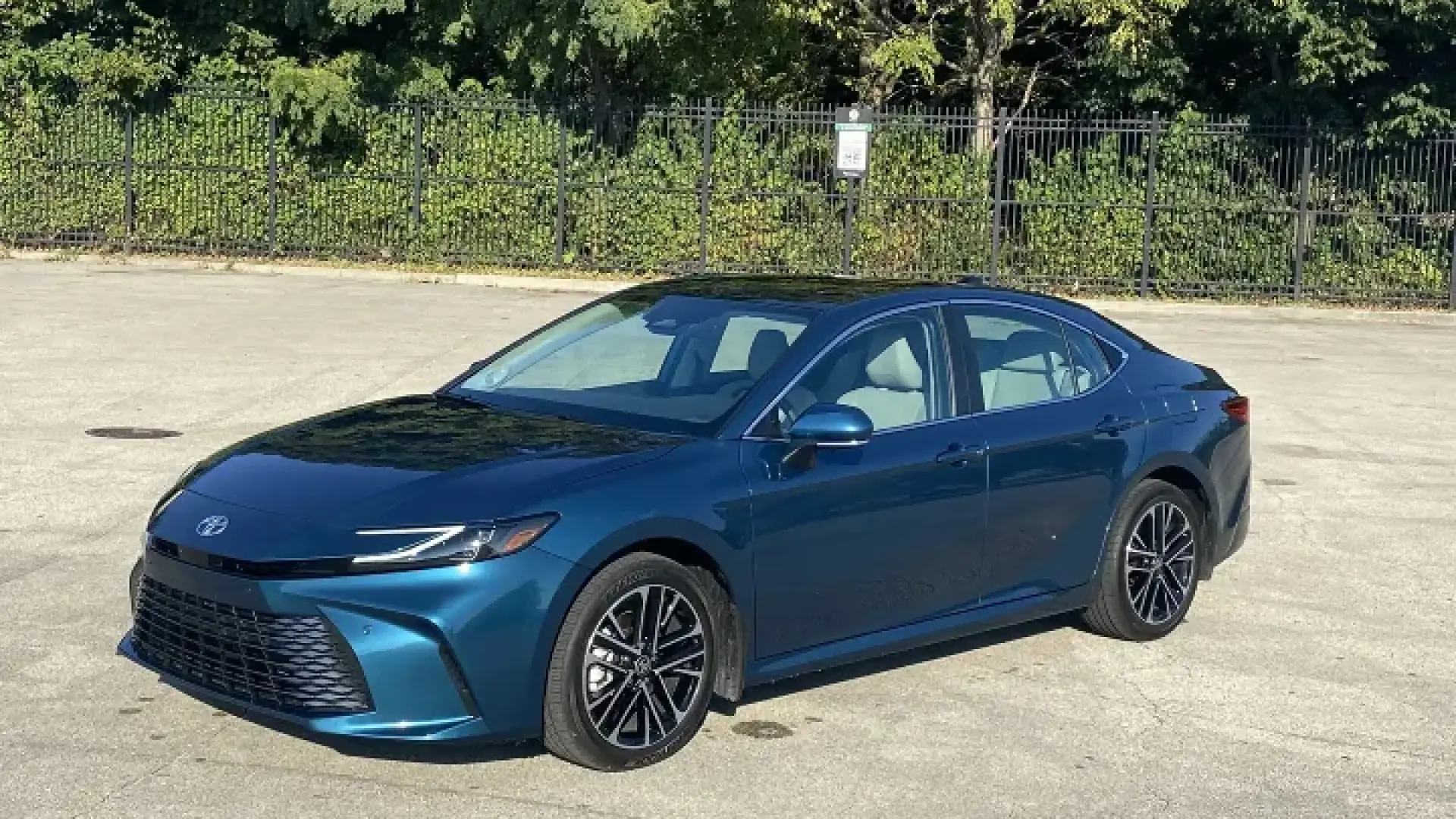 Toyota Camry XLE Hybrid 2024